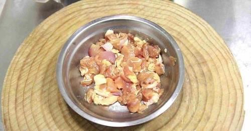 翻炒|厨师长教你“宫保鸡丁”又嫩又滑技巧,学会了不用出门在家就能做