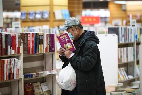 中年|这个春节假期，有些青年在上海书城席地而坐，在书香中度过……