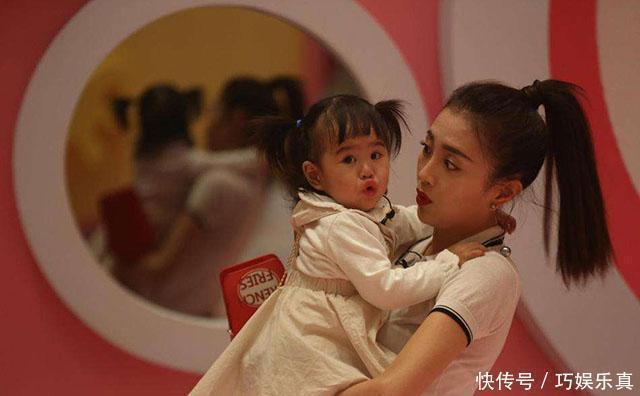 婆婆和媽媽|從產(chǎn)房出來后,婆婆老公笑著抱寶寶,只有娘家人會(huì)心疼地安撫寶媽