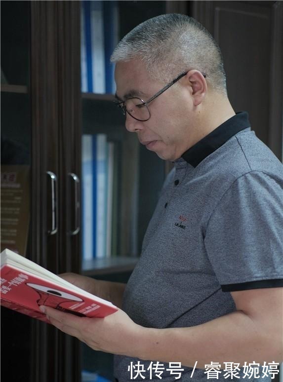 抖音|公司老板带员工跨界玩抖音，大笑称达到了人生的巅峰