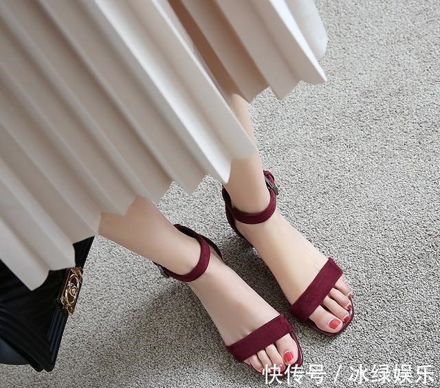 蕾丝 时尚优雅一字带凉鞋,穿出时髦女人味,还有蕾丝花边哦