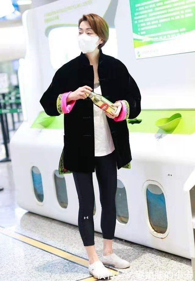 外套|毛阿敏虽然58岁了,穿中式外套却没有大妈感,染一头金发很是时髦