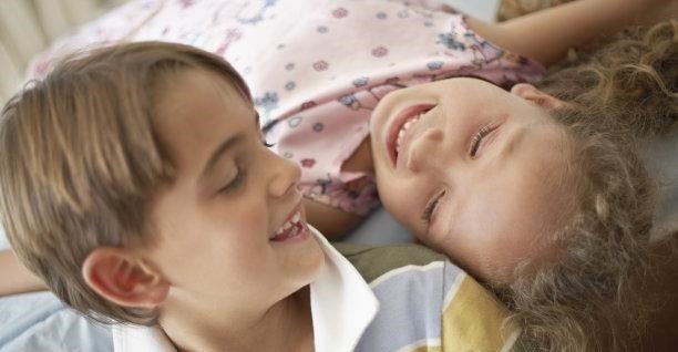 二胎|妈妈去买菜,5岁哥哥主动要照顾妹妹,回家后却发现哥哥嚎啕大哭