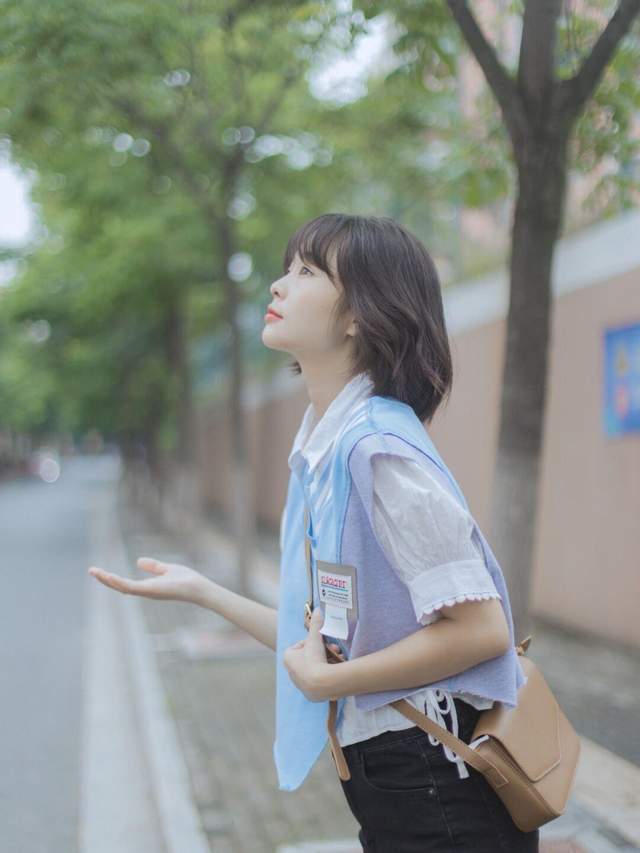 早秋|还在上学的女生可以这样穿,白色卫衣搭配百褶裙,款式百搭又休闲