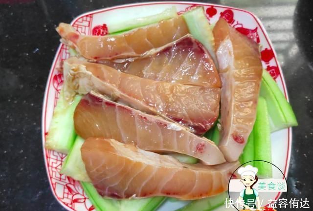 丝瓜和它是天生一对，蒸一蒸8分钟出锅，鲜到流口水，简单又营养