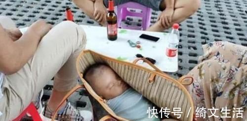 烧烤|“最无奈宝宝”火了,父母吃烧烤嫌娃碍事放进包里,网友:捡来的
