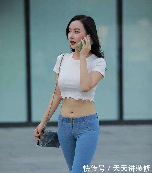 女士 美女脚上搭配一双尖头的高跟鞋,非常的时尚简约,让人眼前一亮