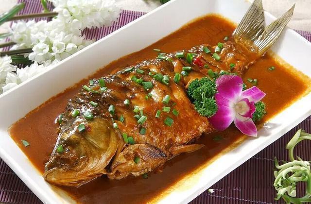 美食精选:蒜苔小炒肉,红烧鲤鱼,竹笋肉丝,笋干炒肉的做法