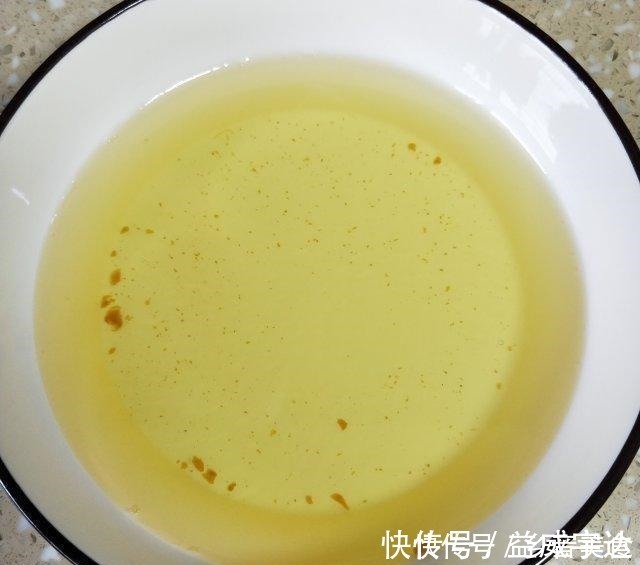 蒜米|酥炸金蒜蓉,家里常备着,入菜、拌面、煮汤全靠它!