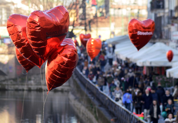 米兰|意大利米兰飘满红气球 庆祝情人节