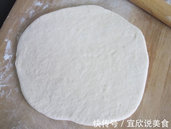 想吃披萨不用买,只需一个平底锅,自己做的也美味,让你食指大动