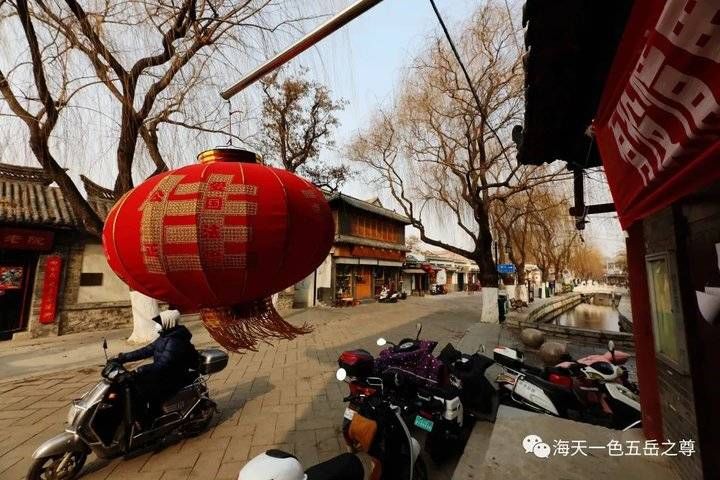 春暖花开，泉城市民逛街赏景乐开怀……