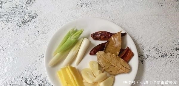 春末遇到此菜别手软,堪称植物“美白丸”,常吃晒黑的皮肤也白了