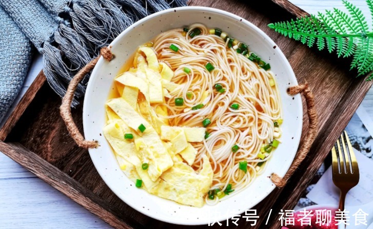 大碗|最简单的面条，直接做成清汤面，好吃还不油腻