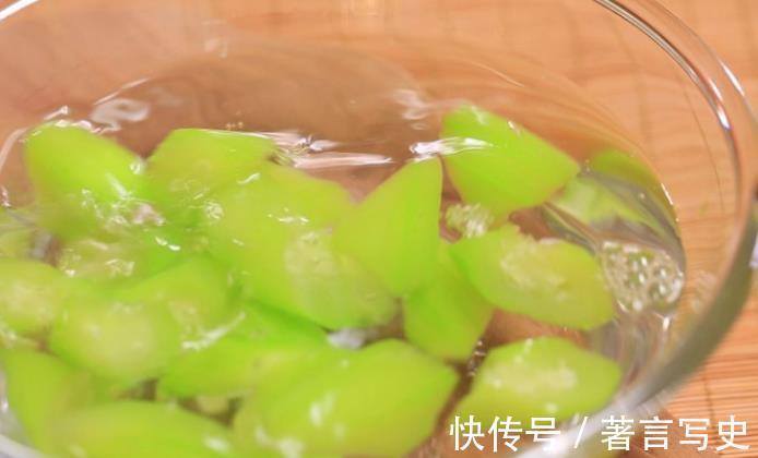 炒丝瓜|炒丝瓜总是发黑?牢记2步,颜色绿油油,鲜嫩脆爽,好看又好吃