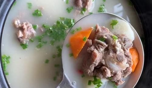 羊脊骨|天冷进补,不吃排骨也要多吃它,加一物熬一熬,汤白肉鲜,真滋补