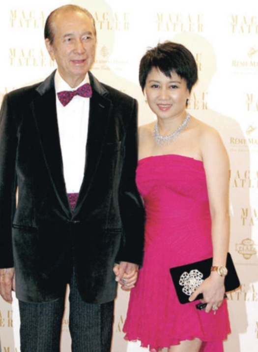 身材比例|赌王四太梁安琪气质绝了,穿一条黄色连衣裙身材比例出众,超洋气