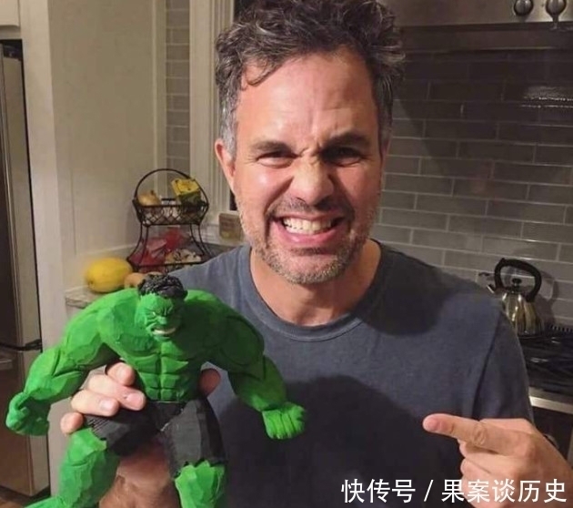 钢铁侠|当超级英雄遇上自己的手办,荷兰弟可爱呆萌,寡姐却一脸嫌弃!