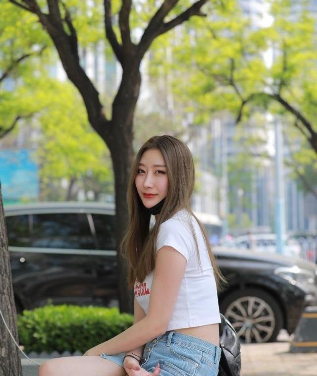 t恤|日常休闲风穿搭,气质女生偏爱修身短款T恤,穿出自己想要的美!