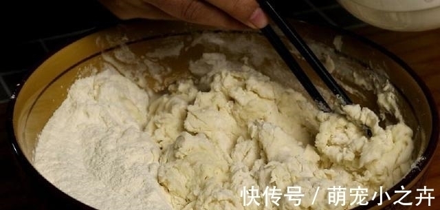 烙饼时，直接烙就大错特错了，多加这一步，饼柔软筋道，40秒两张