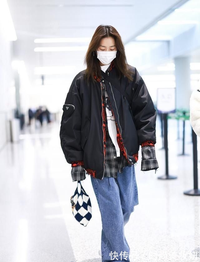 小姐姐 刘雯身材真有优势,穿黑色大衣配直筒裤五五分身,气场也很强大