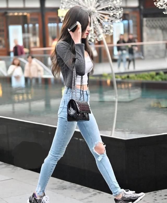 街拍美女小姐姐紧身裤+小白鞋,瘦是很瘦了,但穿出来全是皱褶