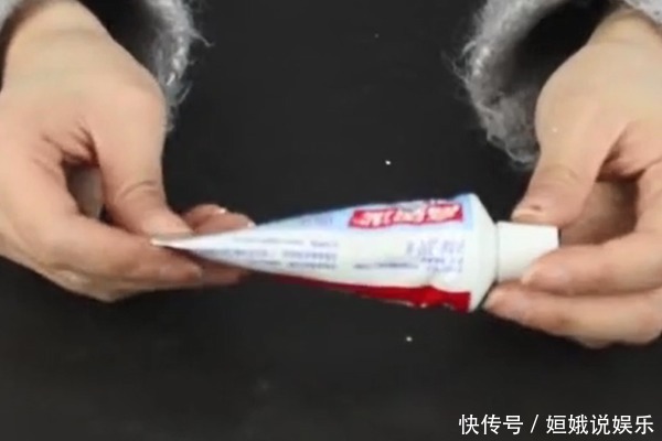 个人|用完的牙膏皮别扔了,中间剪1刀烧一烧,10个人9个人都需要!
