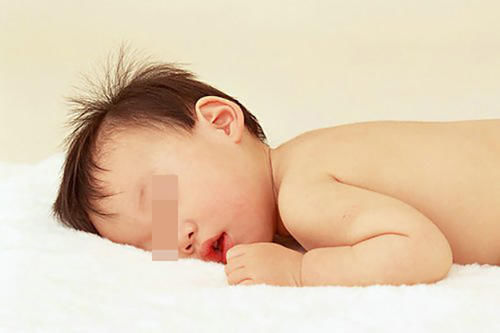 宝妈|娃睡得香还打呼,宝妈发朋友圈炫耀,闺蜜:这种睡姿既伤脑又伤颜