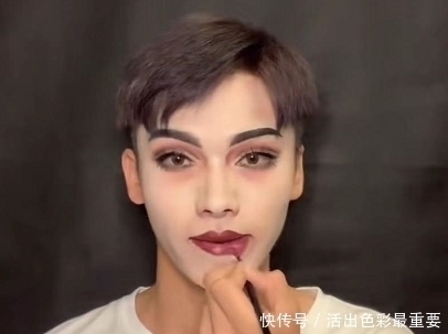 小哥哥仿妆“白皇后”走红,开局:凑凑热闹吧,成品:高级脸?