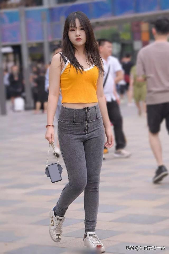 短裙|“胯宽”的女人别碰短裙，学着穿牛仔裤，遮肉又显时髦