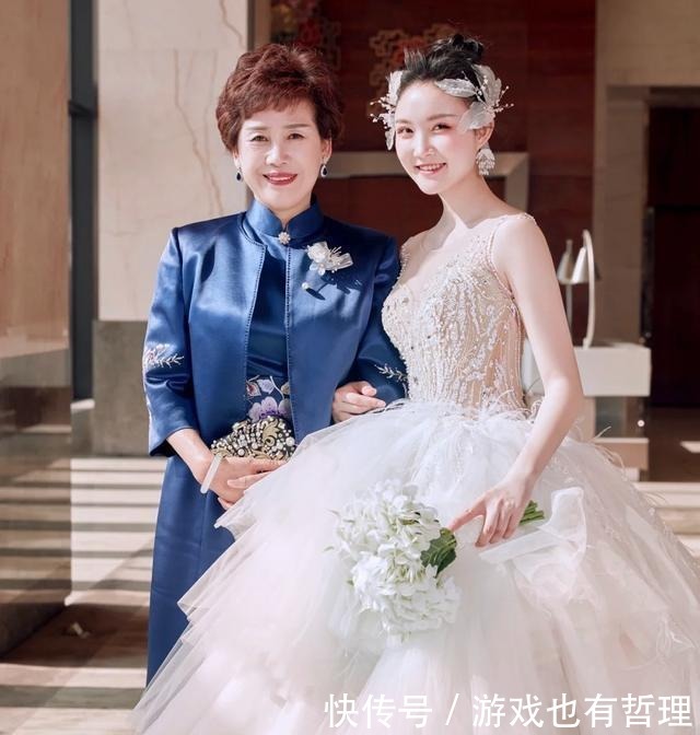 素雅|婚礼上婆婆丈母娘高调走红毯,穿红色旗袍比美,把新娘风头都抢了