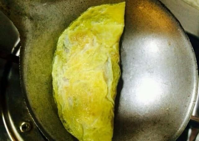 小朋友都爱吃的蛋饺,不用锅就能做,很简单,色泽金黄,又香又嫩