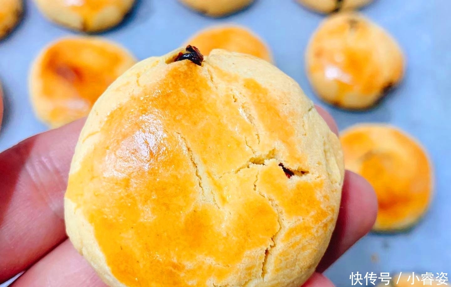 小时候特爱吃的酥饼,自己在家做,个个金黄酥脆,还是以前的味道