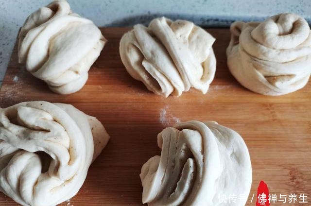 有的人爱吃花卷却不会拧，看看我介绍的这两种方法，简单易操作