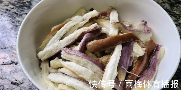 花生油|茄子这样做味道更香，教你一道蒜蓉茄子的做法，简单美味嘴馋就做