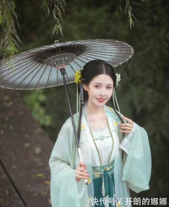 小姐姐$《相府嫡女》“相府嫡女回京了”皇帝激动跳起朕的皇后回来了