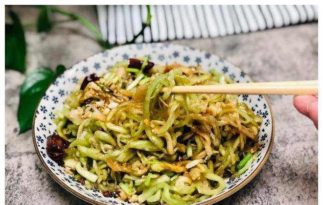 大盘|天热了,茄子别再炒着吃,试试这种吃法,不炒不蒸,一大盘不够吃