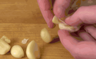 大蒜能预防新冠病毒?别瞎吃!|辟谣 | 每日经济新闻