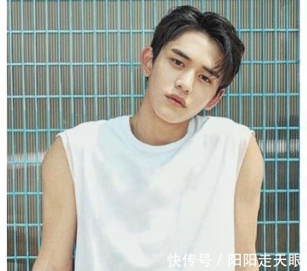 b《奔跑吧》黄旭熙耳朵上一直贴着胶布，真实原因让人心疼，一般人可想不到