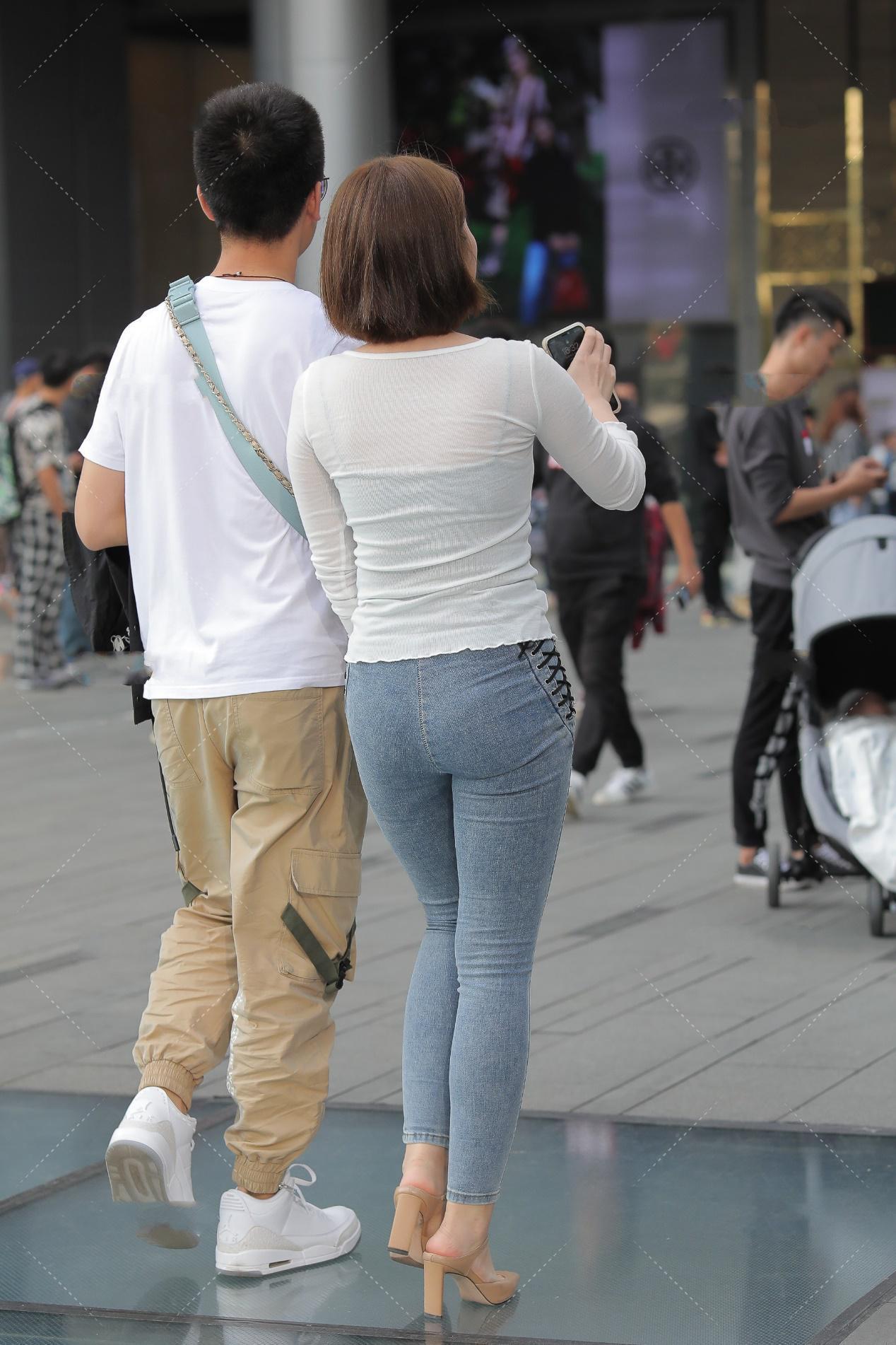 蓝色|简单的衣服搭配起来也很好看, 比如白色打底衫配蓝色牛仔裤