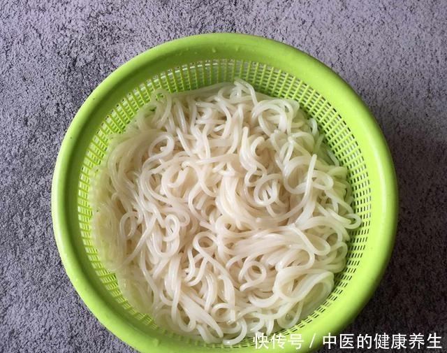 学生早餐不用愁,10分钟搞定,菜肉汤一锅端,一碗管饱不饿肚子