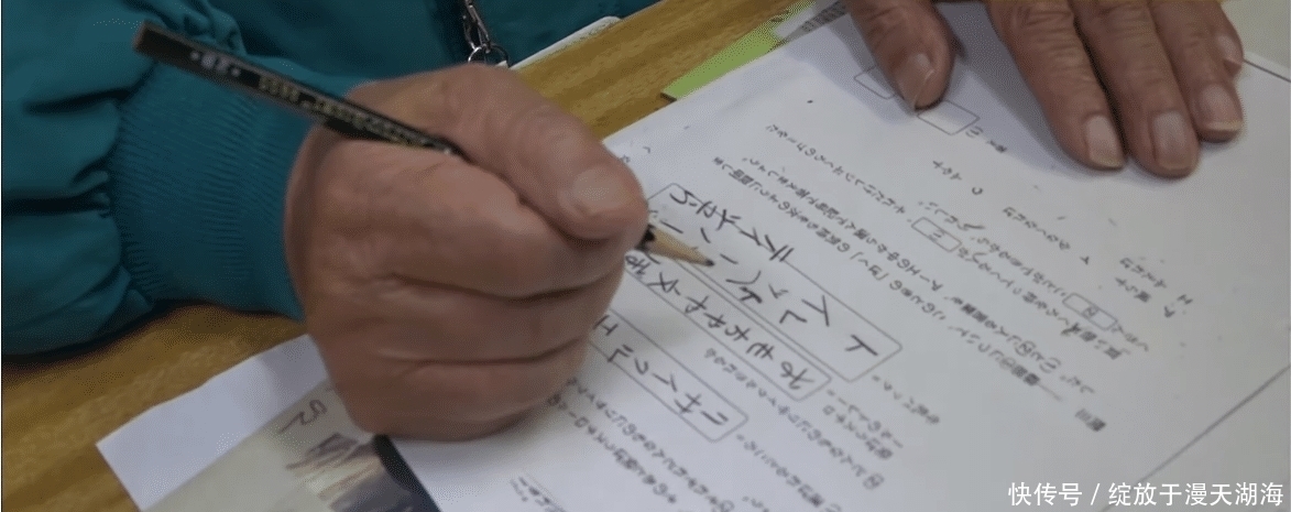 西畑保|泰王不在身边,王后苏提达抱小狗填补身旁空缺,仍难掩孤单!