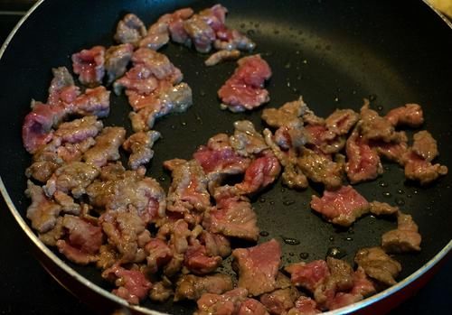 炒牛肉前，别加料酒和盐腌制，学会这么做，牛肉才不老不柴贼鲜嫩
