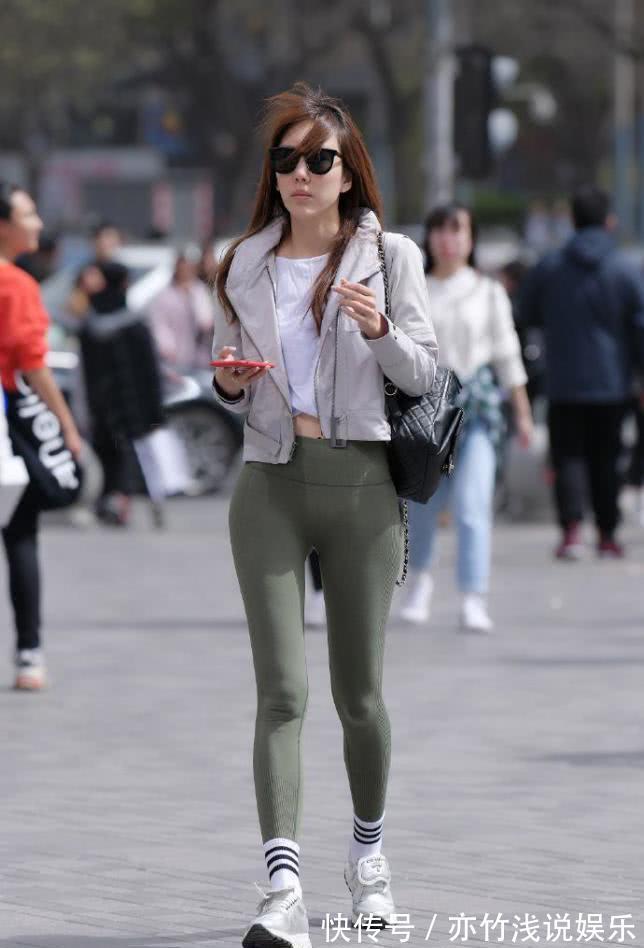 潇洒 美女干练、潇洒、充满活力，穿着修身运动裤，让你想要美丽