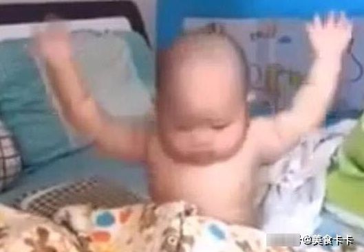 头发|宝宝一觉起来,发现自己头发没了变成小光头,宝宝的反应,萌化了