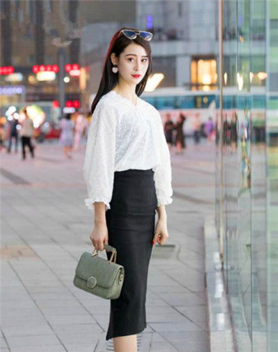 街拍：吊带连衣裙的女子，精致动人灵气十足，尽显仙美气质