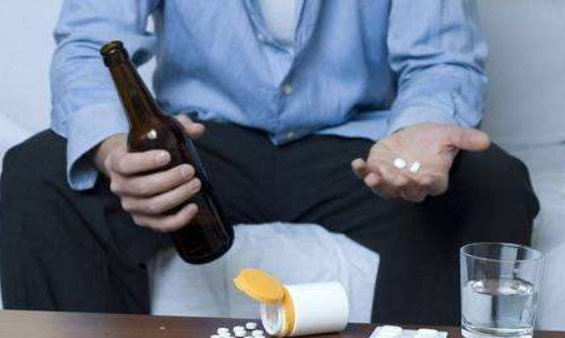 猝死|中年男子半夜昏迷,经过抢救后无效,大夫不要同时干2件事