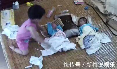 二胎家庭|妈妈在忙,3岁姐姐去帮妈妈哄弟弟,下一秒让人心寒捏把汗