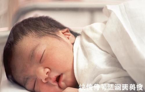 睡眠质量|宝妈为睡安稳觉,做了个假人陪着宝宝,宝宝的表情:不太对劲儿