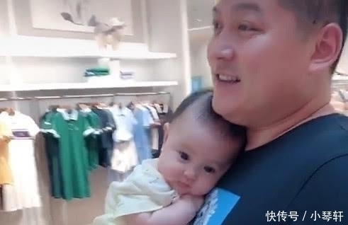 抱娃|奶爸“小鸟依人”式抱娃火了,这是我见过最豪华的“移动软卧”了
